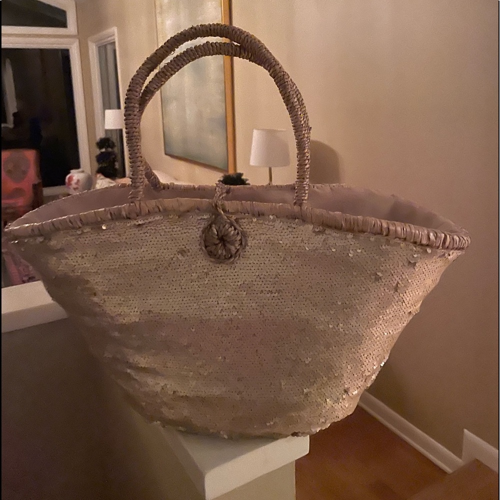Super cute straw & sequin bag with fun straw button for closure! Fun summer bag